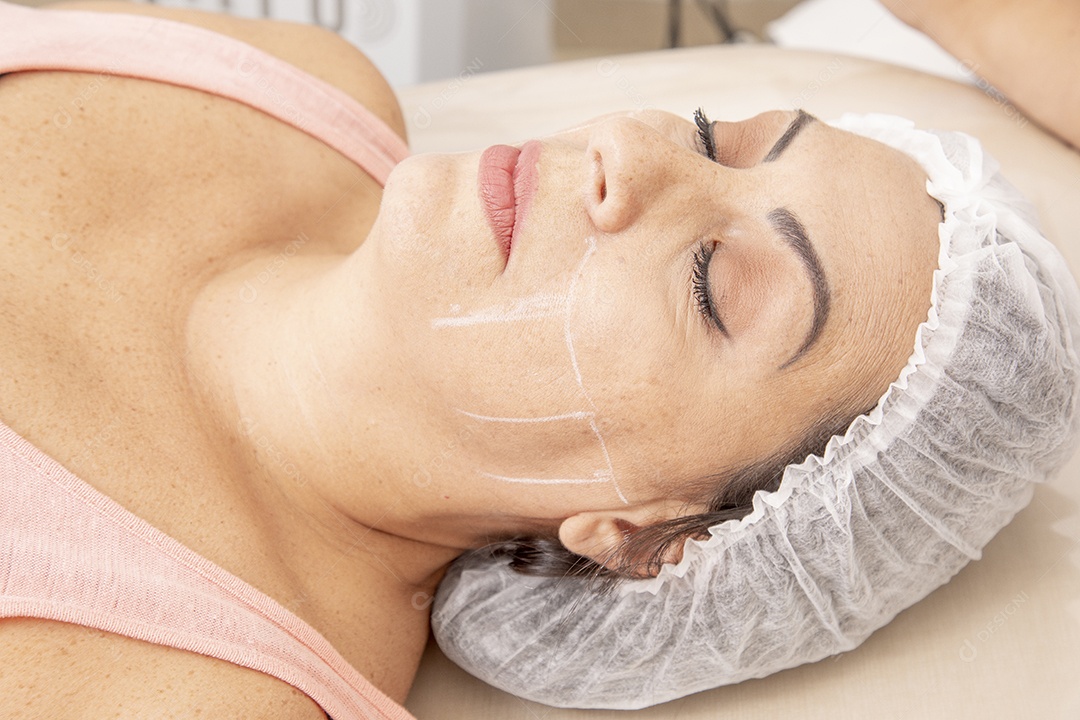 Mulher jovem garota fazendo procedimentos estéticos