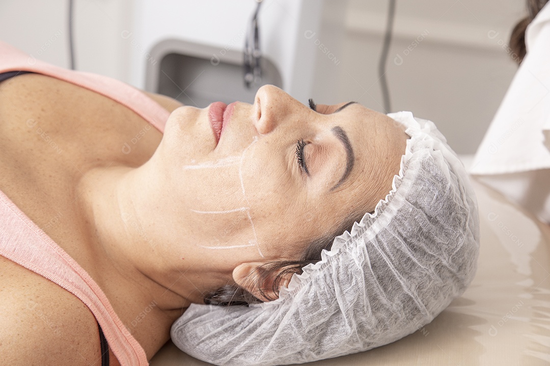 Mulher jovem garota fazendo procedimentos estéticos