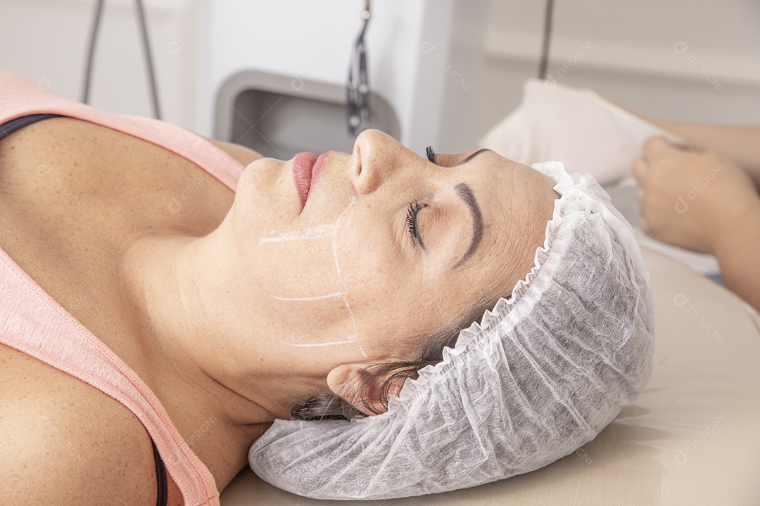 Mulher jovem garota fazendo procedimentos estéticos