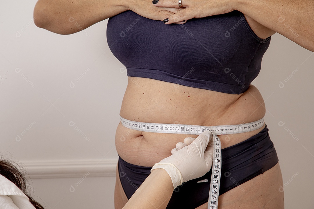 Mulher jovem garota fazendo procedimentos estéticos