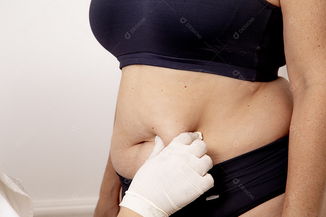 Mulher jovem garota fazendo procedimentos estéticos