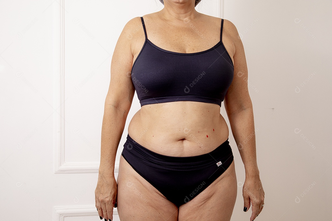 Mulher jovem garota fazendo procedimentos estéticos