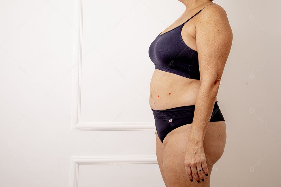 Mulher jovem garota fazendo procedimentos estéticos