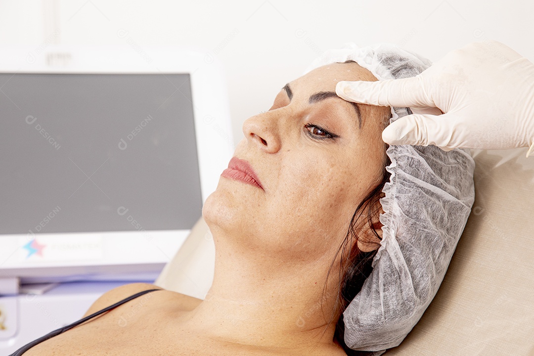 Mulher jovem garota fazendo procedimentos estéticos