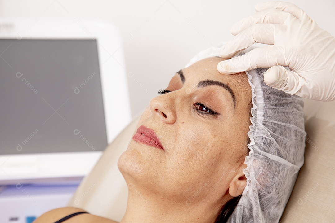 Mulher jovem garota fazendo procedimentos estéticos