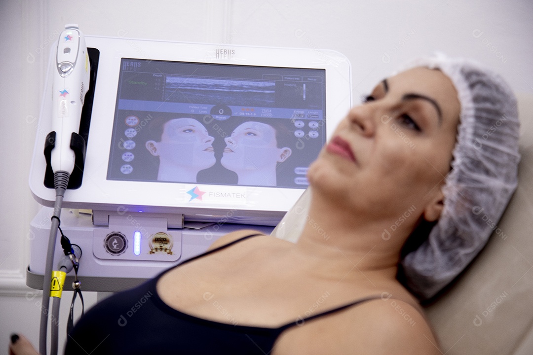 Mulher jovem garota fazendo procedimentos estéticos