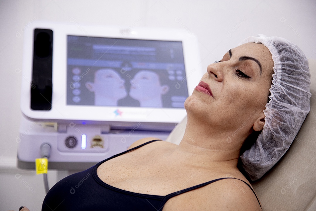 Mulher jovem garota fazendo procedimentos estéticos