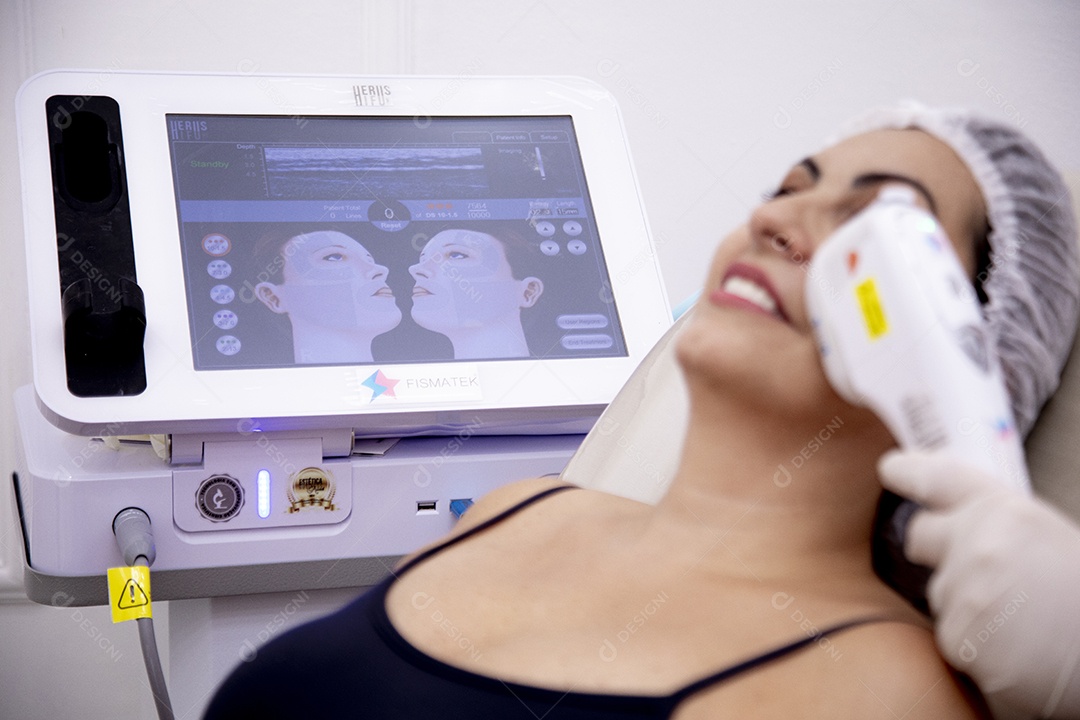 Mulher jovem garota fazendo procedimentos estéticos