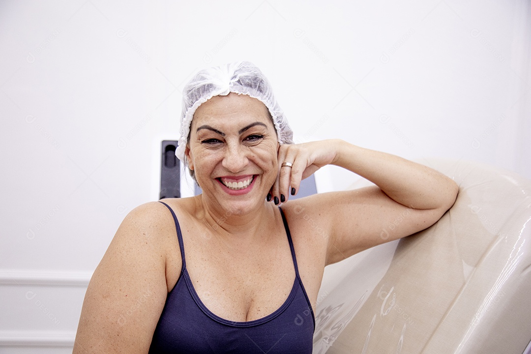 Mulher jovem garota fazendo procedimentos estéticos