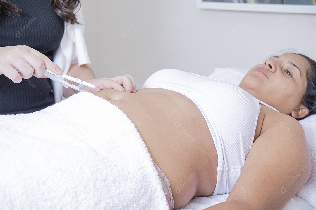 Mulher jovem garota fazendo procedimentos estéticos