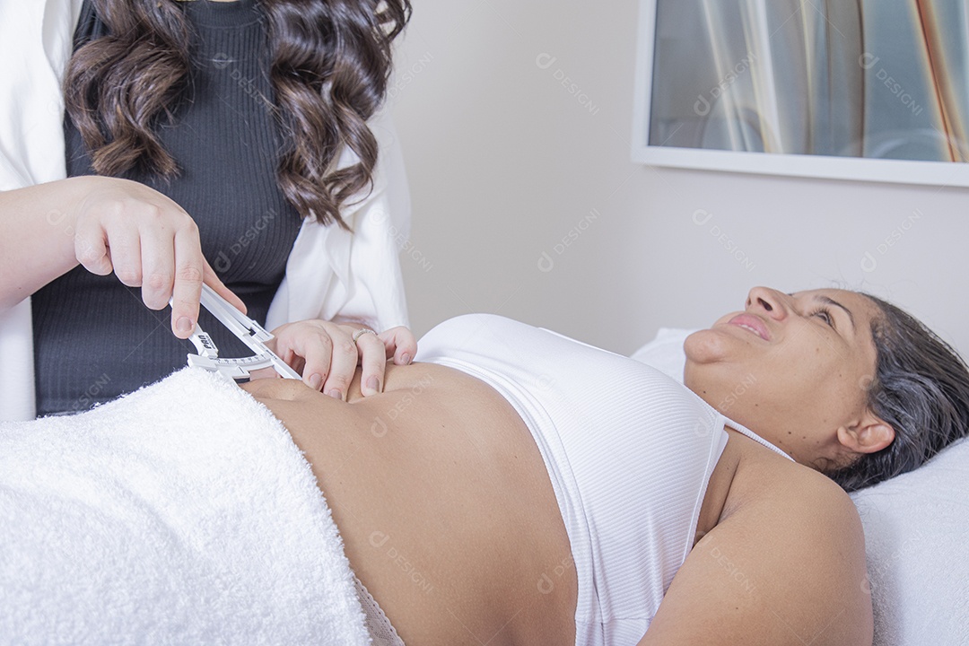 Mulher jovem garota fazendo procedimentos estéticos