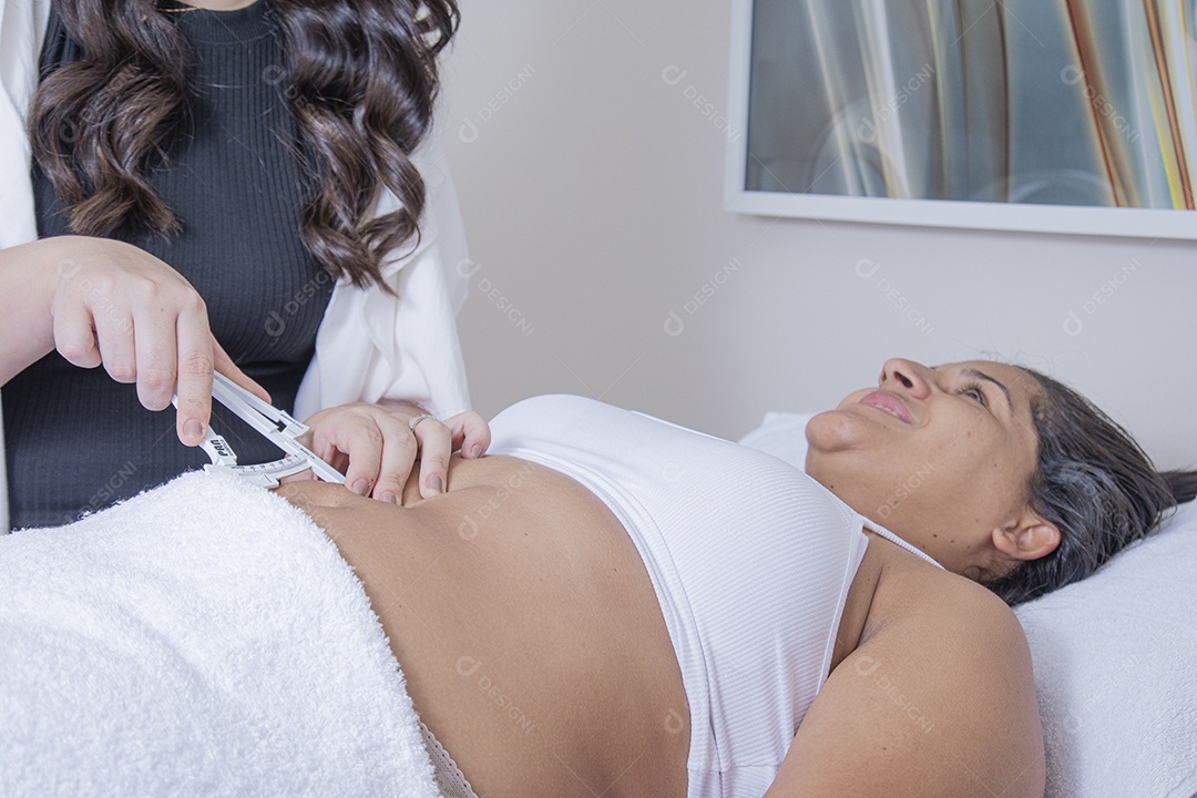 Mulher jovem garota fazendo procedimentos estéticos