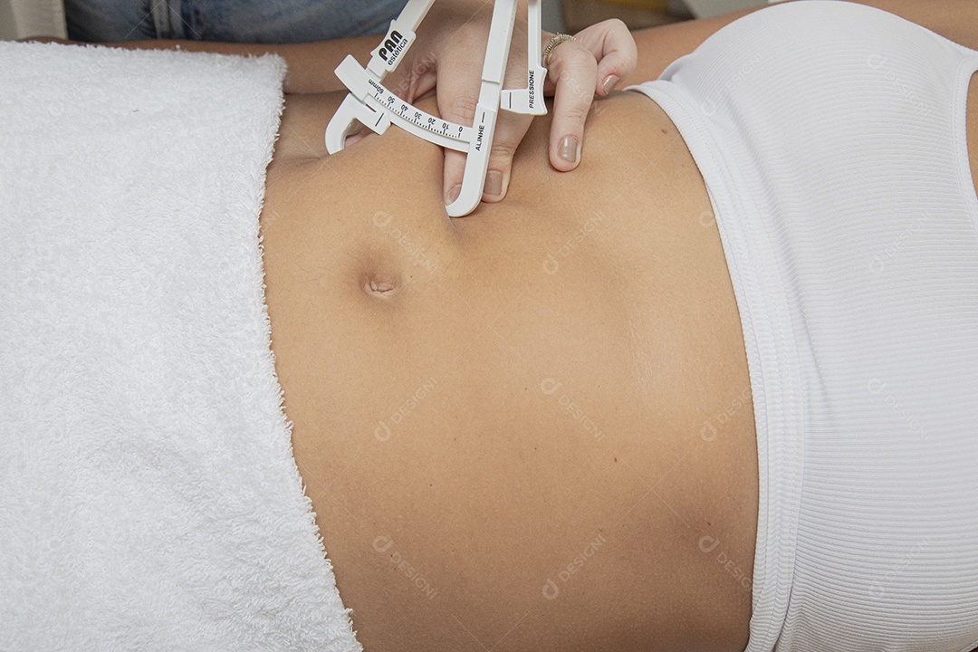 Mulher jovem garota fazendo procedimentos estéticos