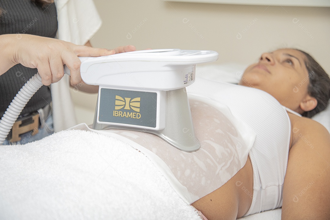 Mulher jovem garota fazendo procedimentos estéticos