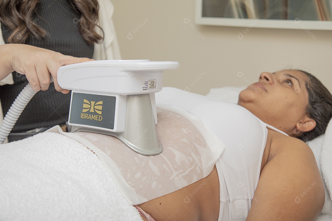 Mulher jovem garota fazendo procedimentos estéticos