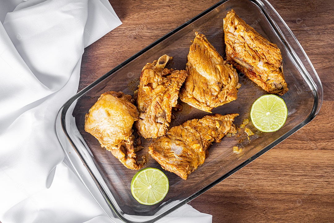 Costelinha suína cozida na panela de pressão sobre mesa de madeira.