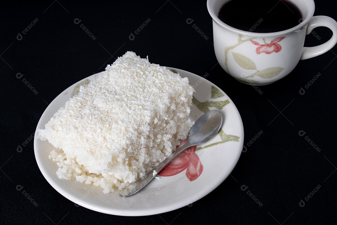 Pedaço de cuscuz em pires de porcelana sobre fundo preto