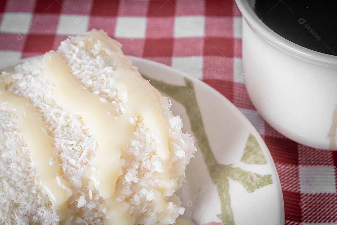 Pedaço de cuscuz em pires de porcelana sobre fundo preto