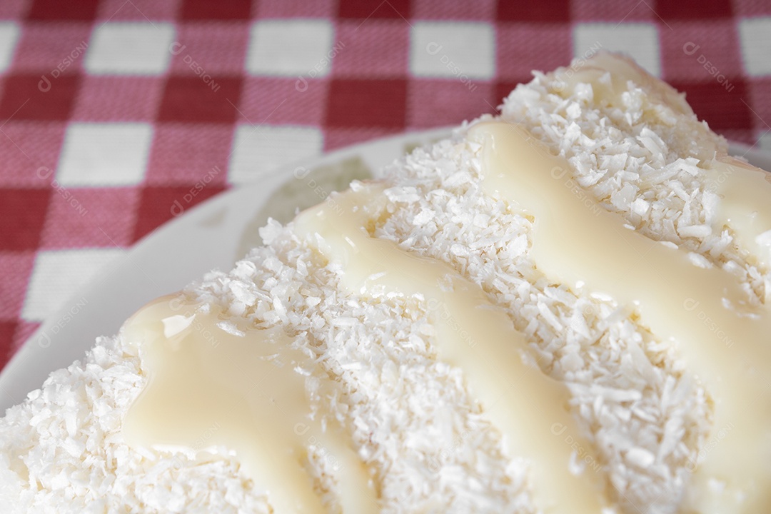 Pedaço de cuscuz em pires de porcelana sobre fundo preto