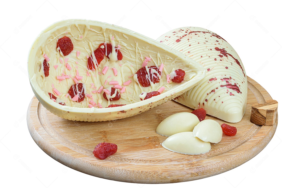 Ovo de Páscoa de chocolate branco com morangos cristalizados.