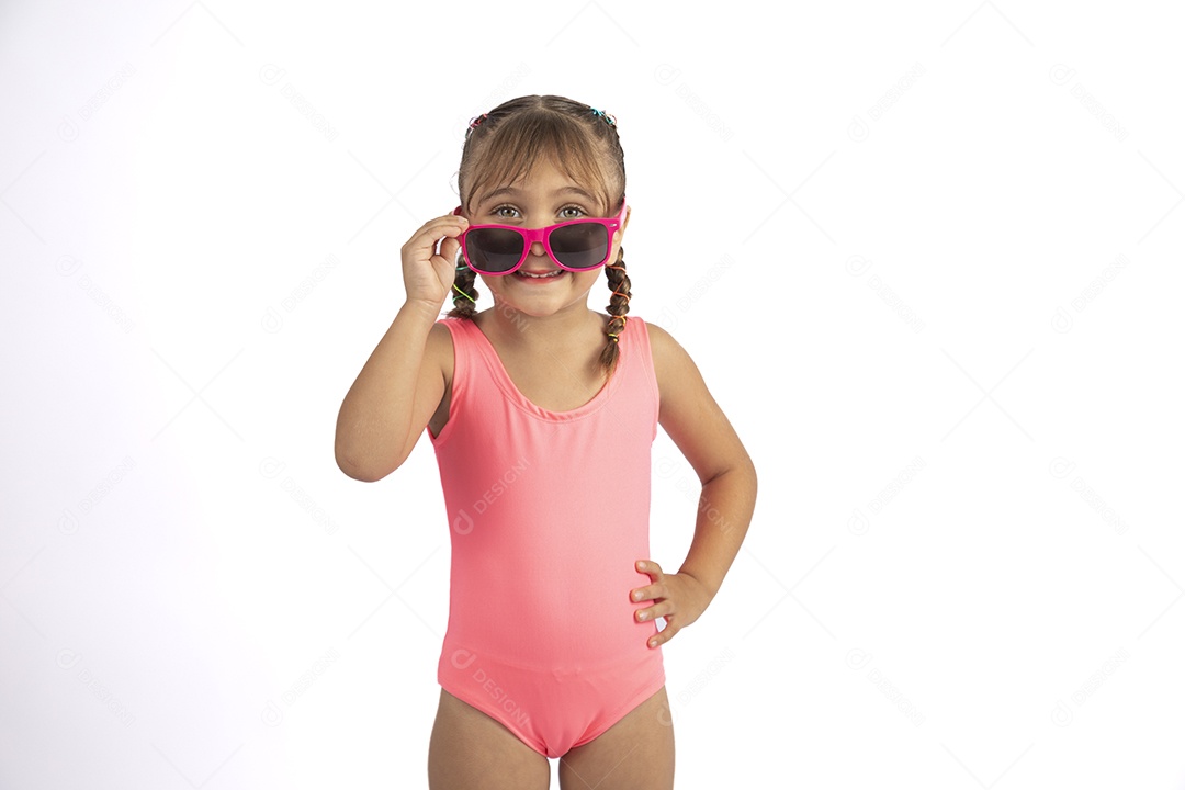 Linda criança garotinha menina sobre fundo isolado branco