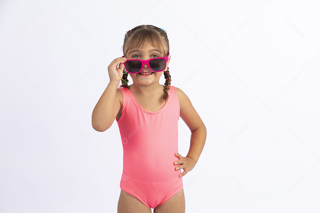 Linda criança garotinha menina sobre fundo isolado branco