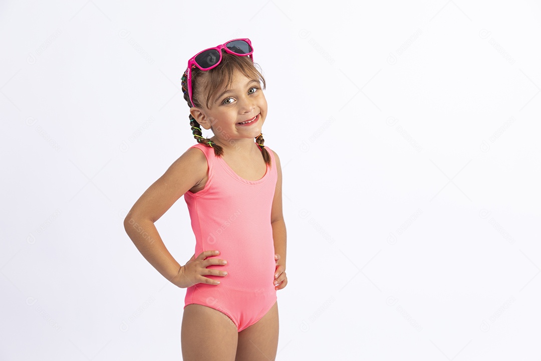 Linda criança garotinha menina sobre fundo isolado branco