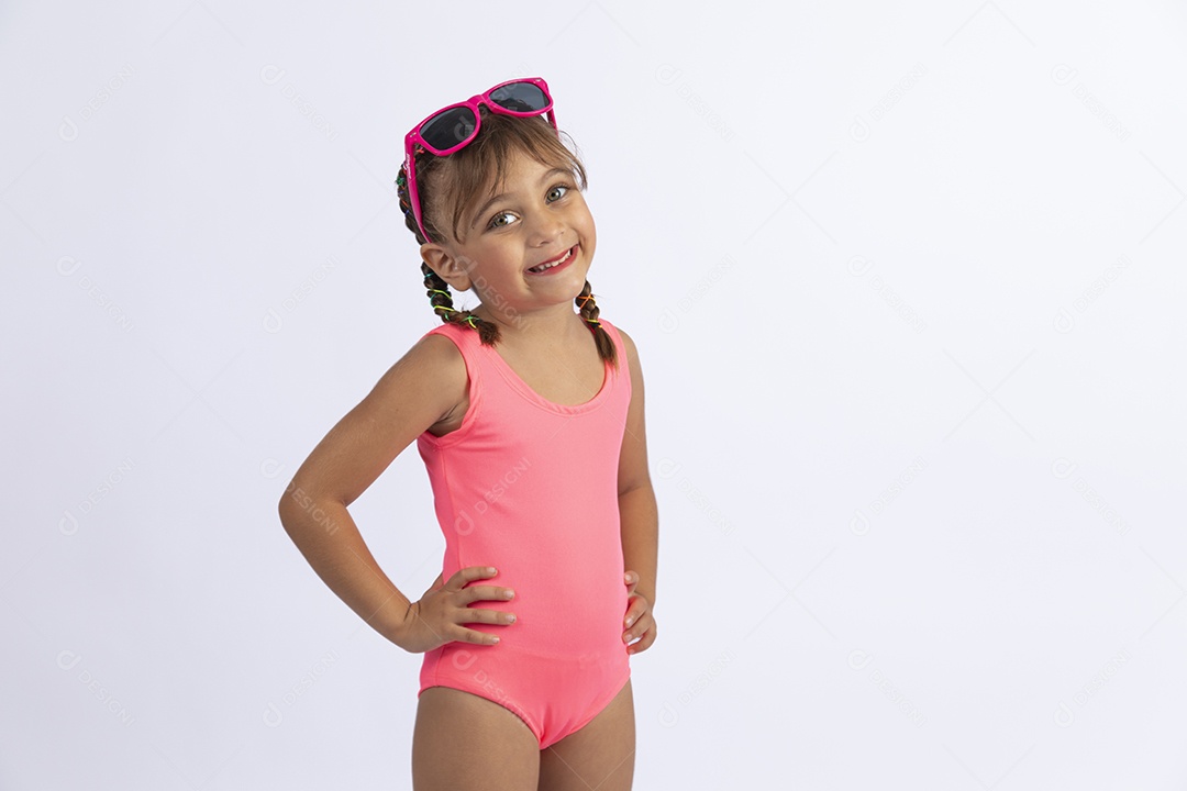 Linda criança garotinha menina sobre fundo isolado branco