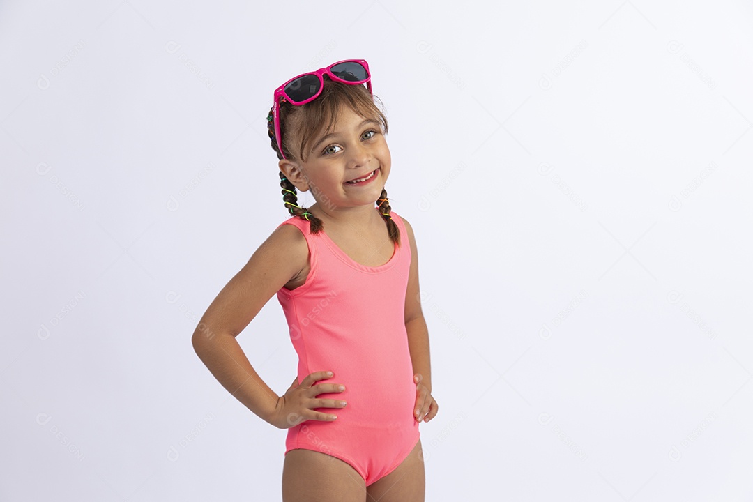 Linda criança garotinha menina sobre fundo isolado branco