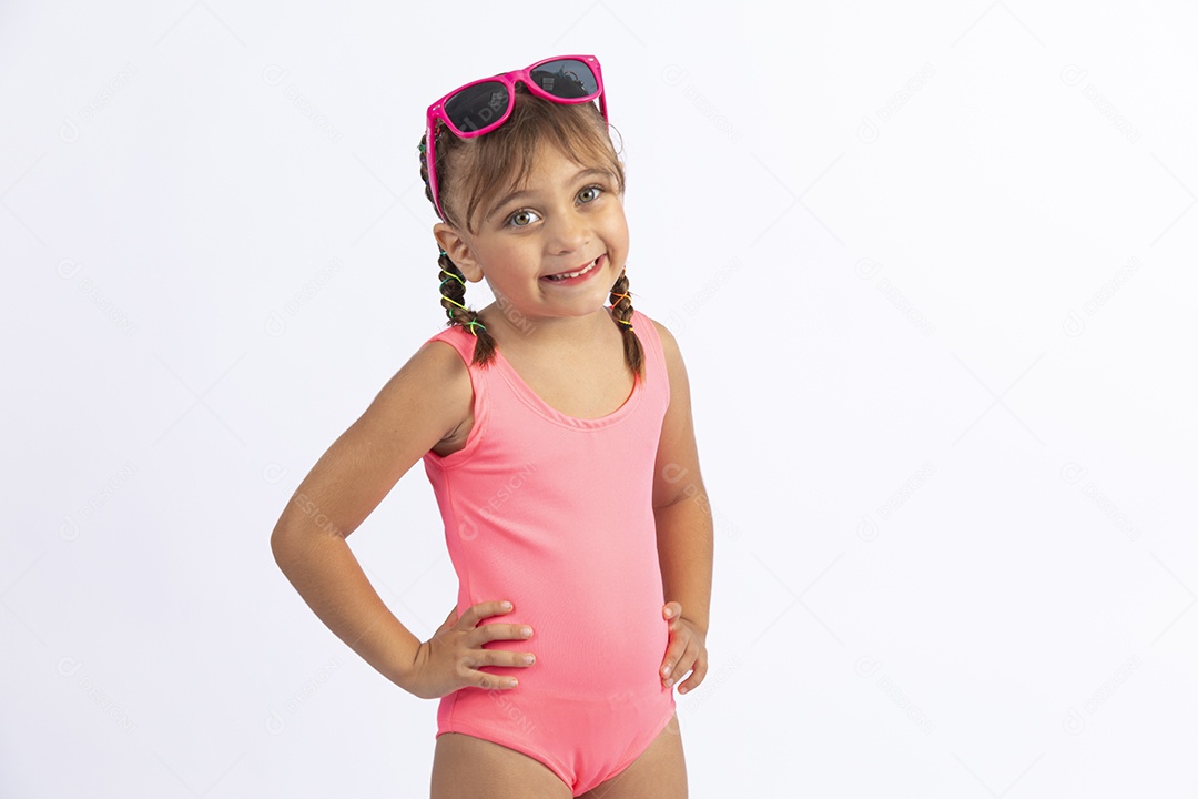 Linda criança garotinha menina sobre fundo isolado branco