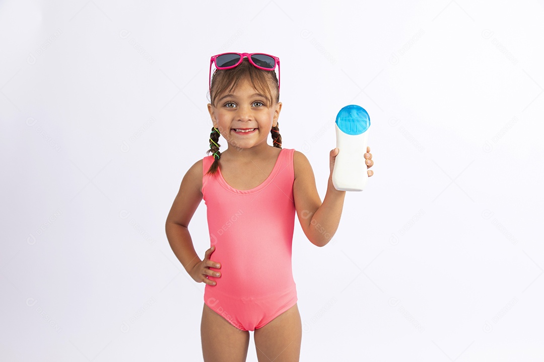 Linda criança garotinha menina sobre fundo isolado branco