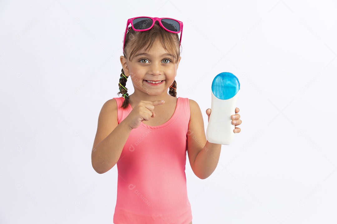 Linda criança garotinha menina sobre fundo isolado branco