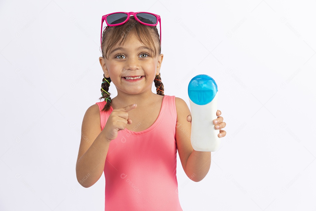 Linda criança garotinha menina sobre fundo isolado branco