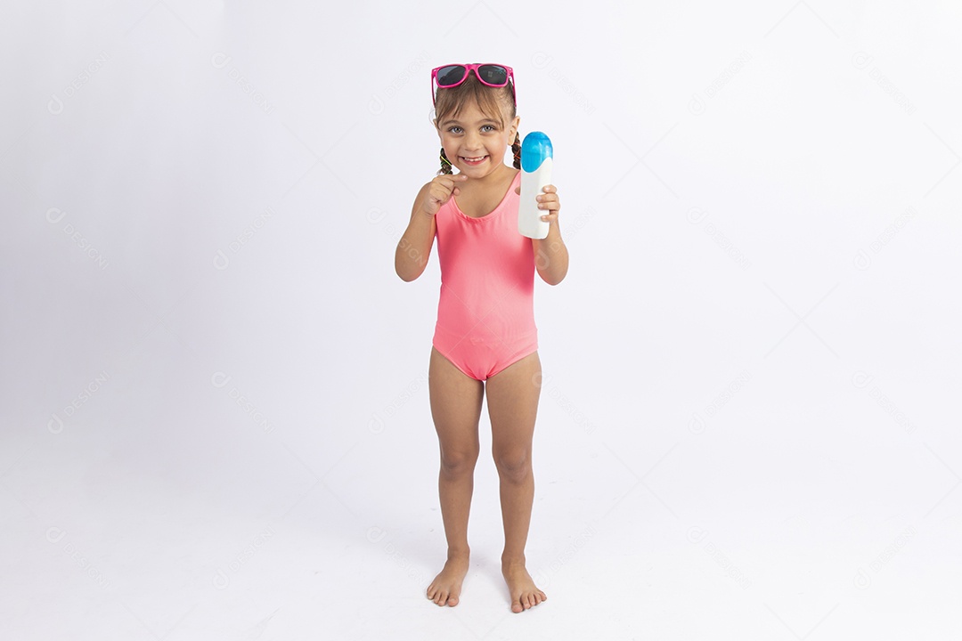 Linda criança garotinha menina sobre fundo isolado branco