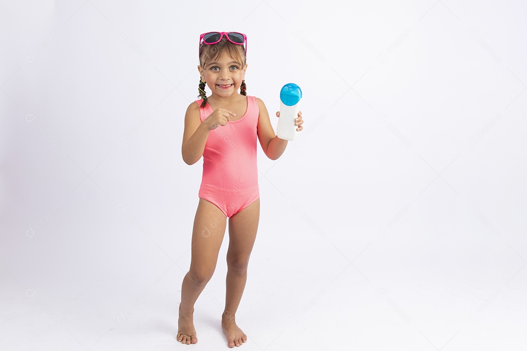 Linda criança garotinha menina sobre fundo isolado branco