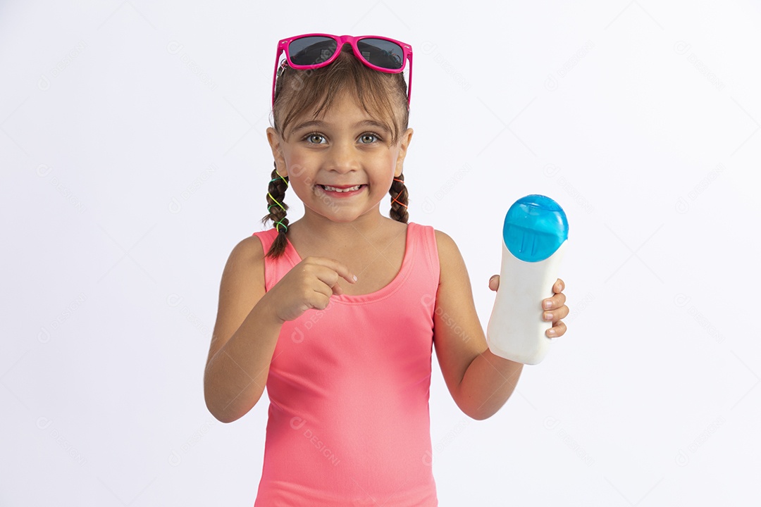 Linda criança garotinha menina sobre fundo isolado branco