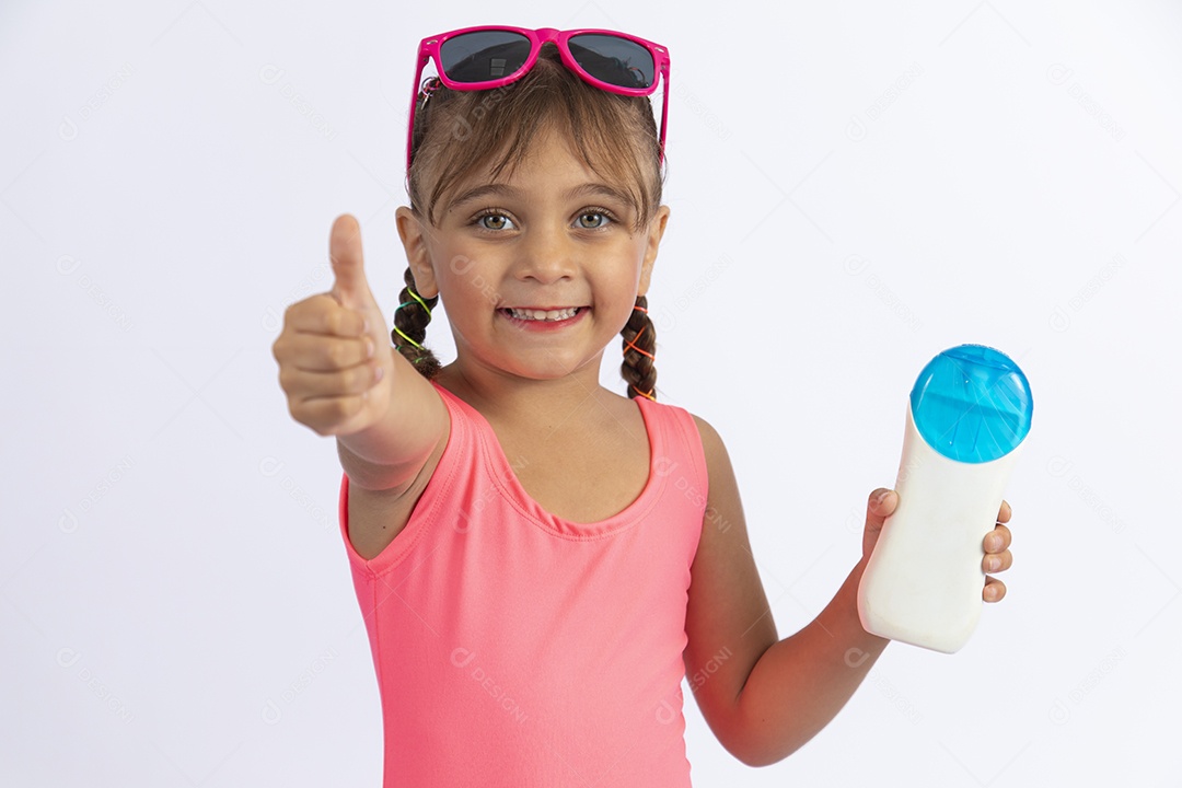 Linda criança garotinha menina sobre fundo isolado branco