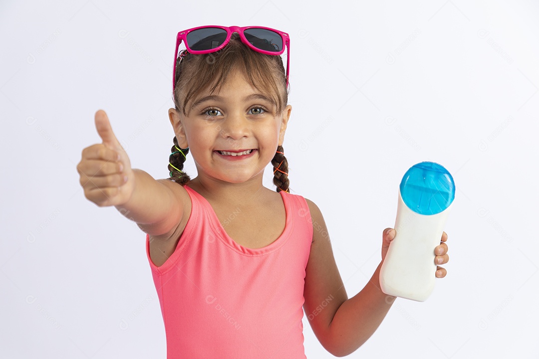 Linda criança garotinha menina sobre fundo isolado branco