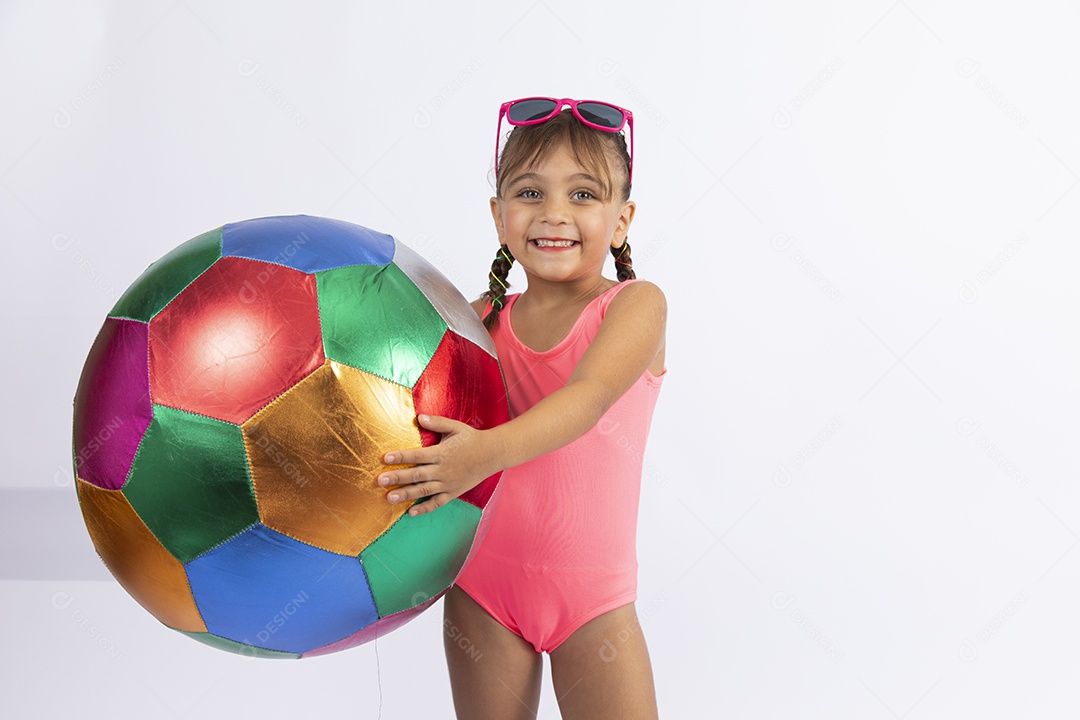 Linda criança garotinha menina sobre fundo isolado branco