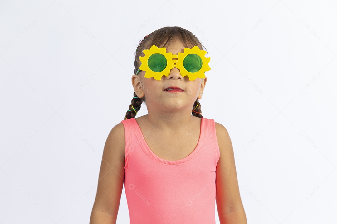 Linda criança garotinha menina sobre fundo isolado branco