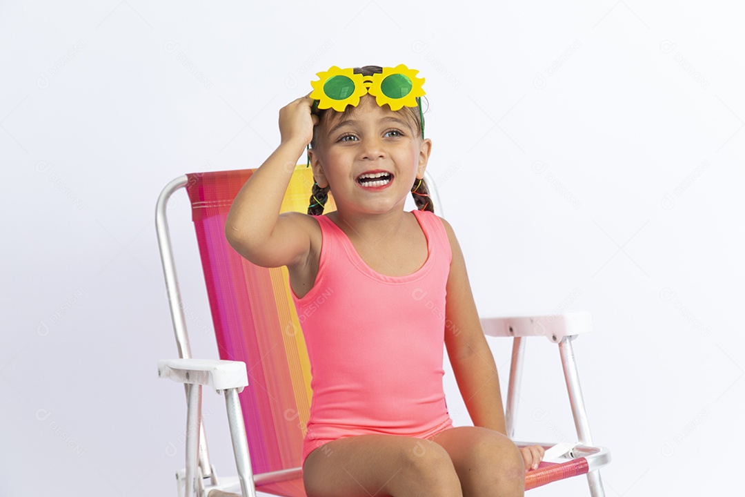 Linda criança garotinha menina sobre fundo isolado branco