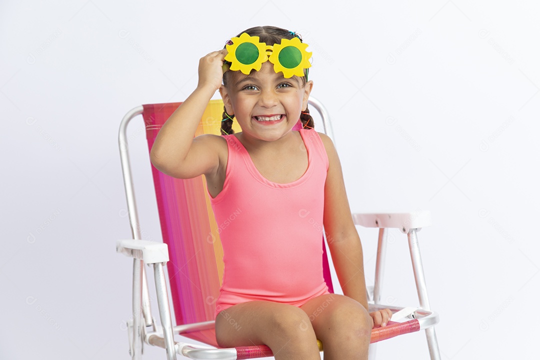 Linda criança garotinha menina sobre fundo isolado branco