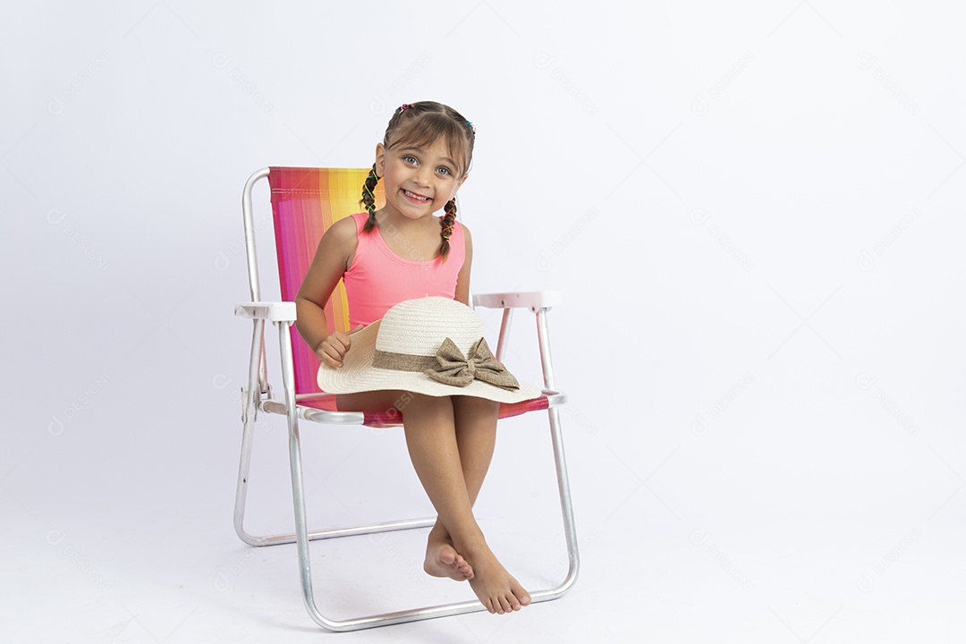 Linda criança garotinha menina sobre fundo isolado branco