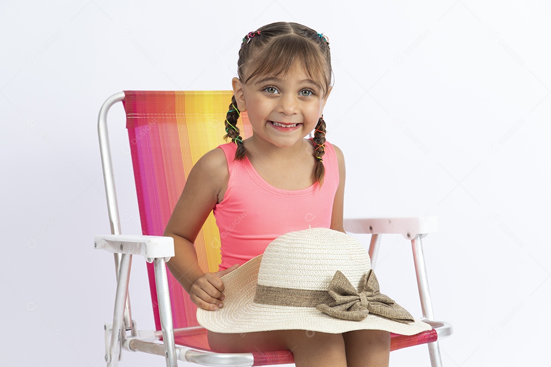 Linda criança garotinha menina sobre fundo isolado branco