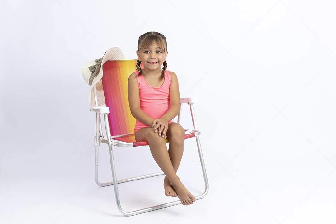 Linda criança garotinha menina sobre fundo isolado branco