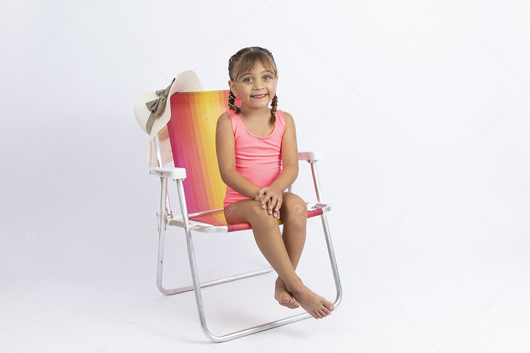 Linda criança garotinha menina sobre fundo isolado branco