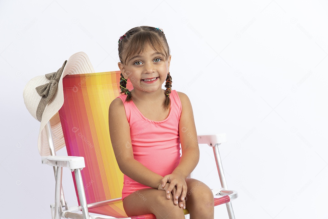 Linda criança garotinha menina sobre fundo isolado branco