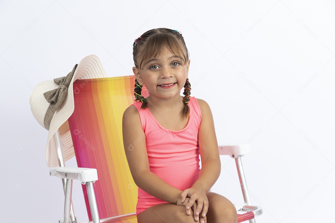 Linda criança garotinha menina sobre fundo isolado branco