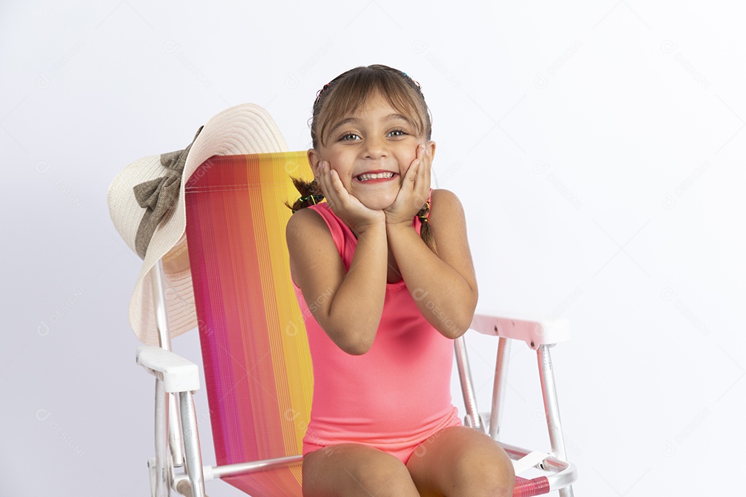 Linda criança garotinha menina sobre fundo isolado branco