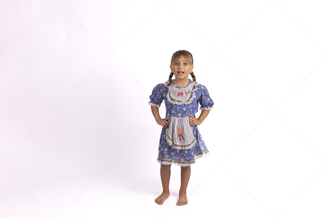 Garotinha jovem fantasiada celebrando festas juninas